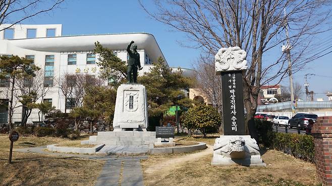 박상진 의사 동상과 추모비가 북정공원에서 철거되기 전 모습 [울산 중구 제공. 재판매 및 DB 금지]