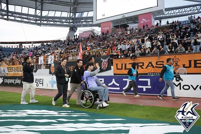 그라운드 돌며 팬들에게 인사하는 제주 유연수 [한국프로축구연맹 제공. 재판매 및 DB 금지]