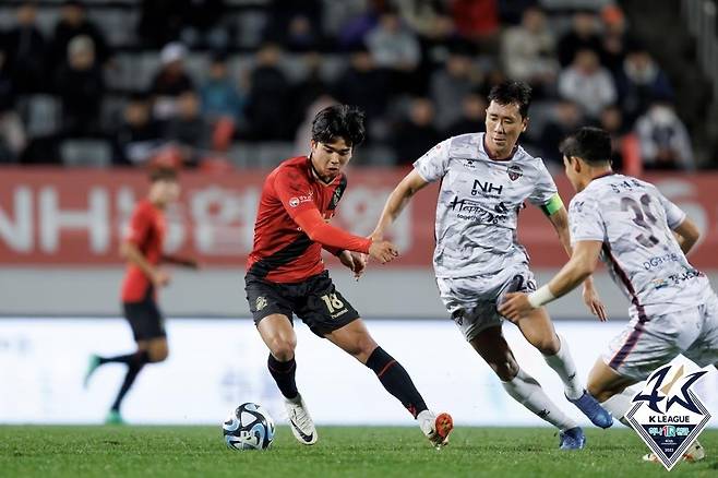 경합하는 경남과 김천 선수들 [한국프로축구연맹 제공. 재판매 및 DB금지]