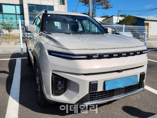 KG모빌리티 토레스 EVX 라떼 그레이지 전면부. (사진=이데일리 이다원 기자)
