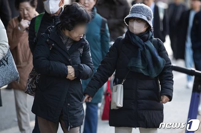 초겨울 날씨를 보인 10일 서울 잠실역사거리 일대에서 두터운 옷차림의 시민들이 발걸음을 옮기고 있다. 기상청은 중부 내륙에서 기온이 영하권으로 떨어지는 곳이 있어 서리가 내리거나 얼음이 어는 곳이 있겠다고 밝혔다. 2023.11.10/뉴스1 ⓒ News1 유승관 기자