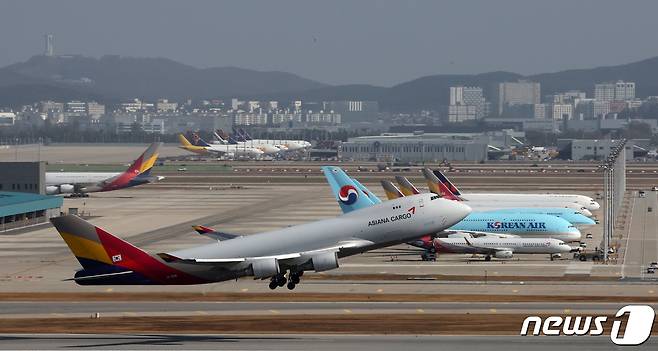 아시아나항공의 화물사업 매각안이 가결된 2일 인천국제공항 전망대에서 바라본 계류장에 아시아나항공 항공기가 이륙하고 있다. 2023.11.2/뉴스1 ⓒ News1 김성진 기자