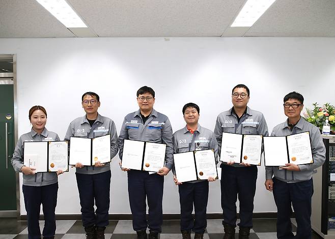 한화오션 거제사업장에서 열린 자동화 경진대회 시상식에서 수상자들이 기념 촬영을 하고 있다.(한화오션 제공)