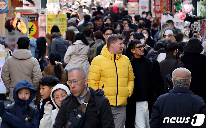 영하권 추위가 이어진 12일 오전 서울 중구 명동거리를 찾은 관광객들이 두꺼운 외투를 입은 채 거리를 걷고 있다. 2023.11.12/뉴스1 ⓒ News1 장수영 기자