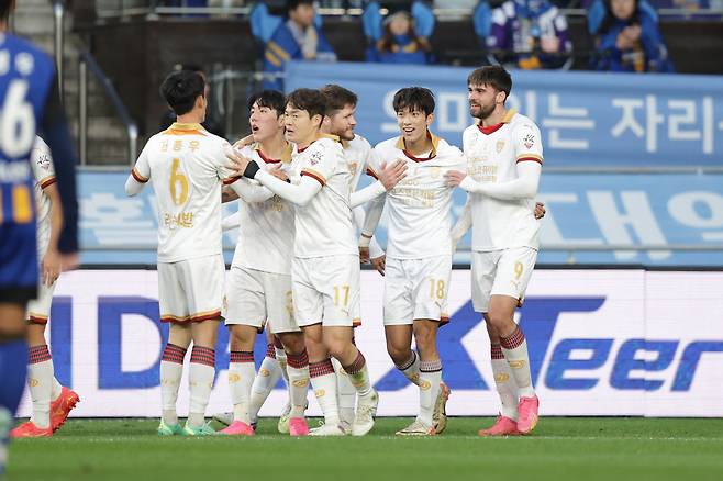 울산문수축구경기장/ K리그1/ 울산현대축구단 vs 포항스틸러스/ 파이널A/ 포항 강현재 득점/ 골 세레머니/ 사진 김정수