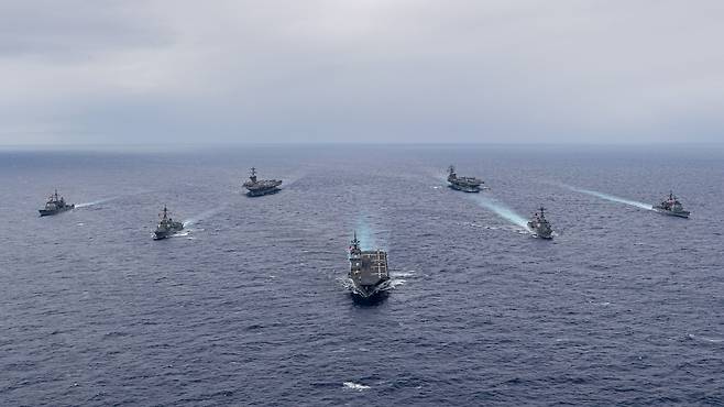 미국 레이건호 항모와 칼빈슨호 항모, 일본 헬기 항모 휴가호 등이 11월7일 서태평양 필리핀해에서 합동훈련을 하는 모습. 세 항모는 해상 통신 훈련, 공중전투 훈련, 상대 갑판 이용 비행 훈련 등을 했다. /미 태평양함대