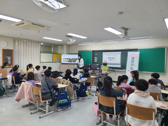 대전 선암초등학교 2학년 교실에서 대전시동물보호사업소가 주최하고 모나미사회적협동조합이 주관하는 2023년 반려동물 바로알기 지원사업 수업이 이뤄지고 있다. 사진=김지은 기자