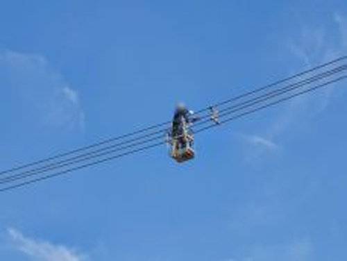 전선을 고치기 위한 작업은 높은 곳에서 진행되는 경우가 많다. 조동근 씨 제공
