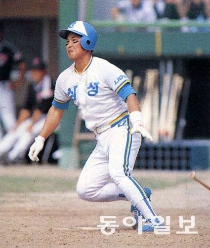 삼성의 프랜차이즈 스타였던 이만수 전 감독의 현역 시절 경기 모습. 공격형 포수로 홈런, 타율, 타점 등 트리플 크라운을 차지했다. 동아일보 DB