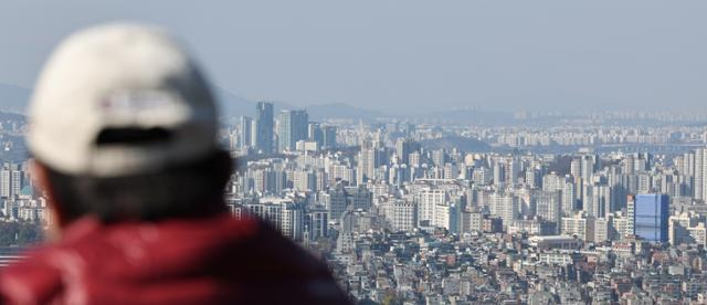 아파트 관리비 20만원대 가장 많아…70%는 관리비 비싸다