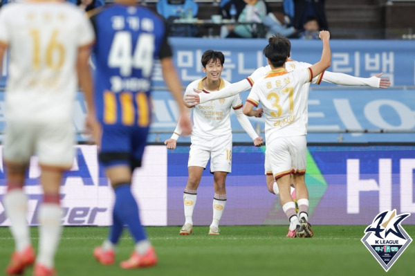 포항 스틸러스 강현제가 12일 울산 문수축구경기장에서 열린 울산 현대전에서 K리그 데뷔전 데뷔골을 넣은 뒤 기뻐하고 있다. 사진=프로축구연맹