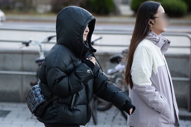 초겨울 날씨를 보인 지난 10일 서울 잠실역사거리 일대에서 두터운 옷차림의 시민들이 발걸음을 옮기고 있다. 사진=뉴스1