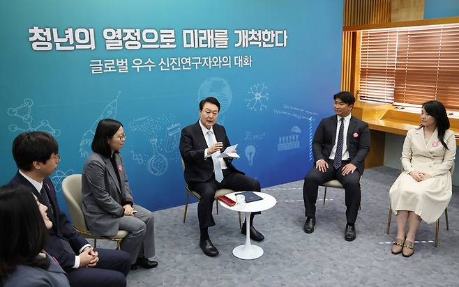 윤석열 대통령이 11월 2일 대전시 유성구 한국표준과학연구원에서 글로벌 우수 신진 연구자들과 대화하고 있다. 대통령실통신사진기자단