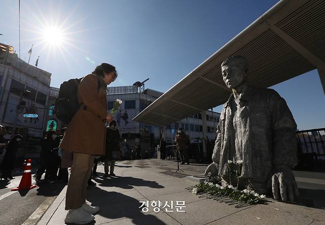 추모예배 참석자가 열사의 동상에 헌화하고 있다.