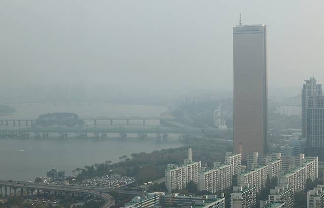 Fine dust blankets Seoul on Oct. 26. (Yonhap)