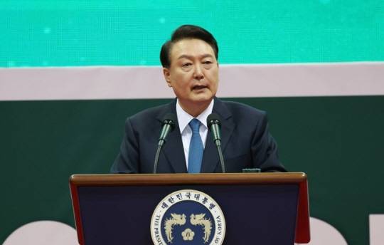 윤석열 대통령이 12일 경기 고양시 일산 킨텍스에서 열린 2023 전국새마을지도자대회 ‘청년의 약속’ 선포식에서 축사하고 있다. 연합뉴스