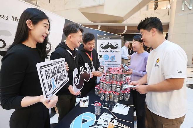 [서울=뉴시스] 한국노바티스는 11월 한달 간 전립선암 등 남성질환 인식 개선을 위해 '모벰버'(Movember) 캠페인을 진행한다. (사진=한국노바티스 제공) 2023.11.12. photo@newsis.com *재판매 및 DB 금지