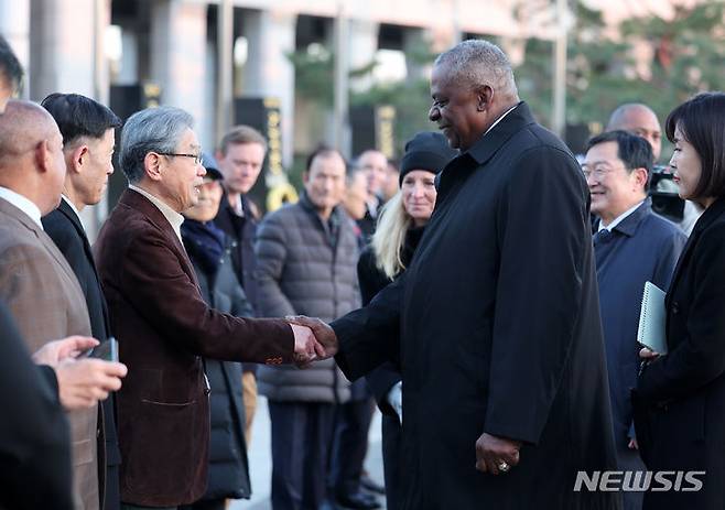 [서울=뉴시스] 사진공동취재단 = 방한한 로이드 오스틴 미국 국방부 장관이 미국 재향군인의 날을 맞아 12일 오후 서울 용산구 전쟁기념관에서 한미 재향군인들을 만나 인사를 나누고 있다. 2023.11.12. photo@newsis.com