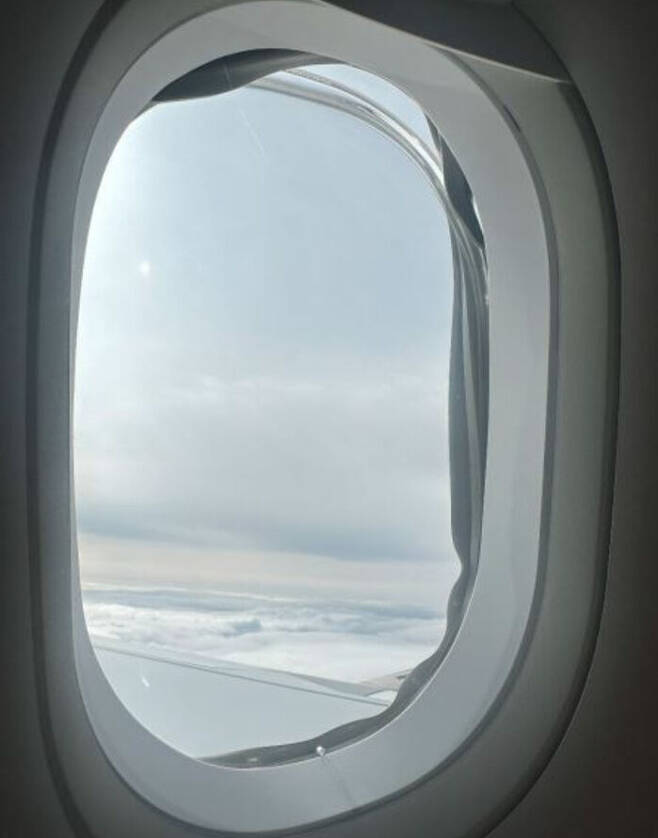 약 4300m 상공서 여객기 창문에 끼어 있는 고무가 바람에 펄럭이는 모습.