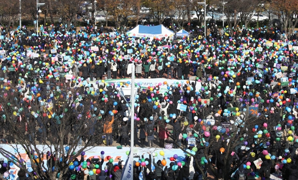 12일 신천지예수교 증거장막성전 시온기독교선교센터 114기 수료식이 열린 대구 수성구 노변동 대구스타디움 인근에 신도들이 몰려 풍선을 들고 환호하고 있다. 2023.11.12 뉴스1