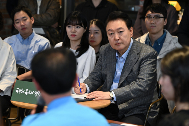 윤석열 대통령이 1일 서울 마포구 한 카페에서 열린 제21차 비상경제민생회의에서 택시운전기사 김호덕씨의 발언을 경청하고 있다. 사진제공=대통령실