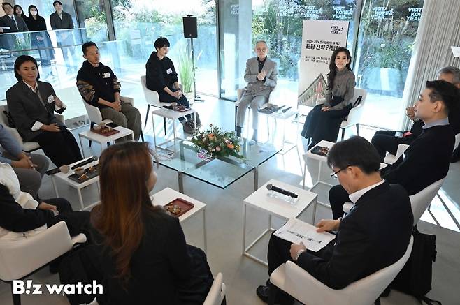유인촌 문화체육관광부 장관과 이부진 한국방문의해위원장을 비롯한 참석자들이 13일 오전 서울 종로구 북촌 설화수의 집에서 열린 '2023-2024 한국방문의 해' 계기 관광 전략 간담회에 참석해 자리하고 있다./사진=이명근 기자 qwe123@
