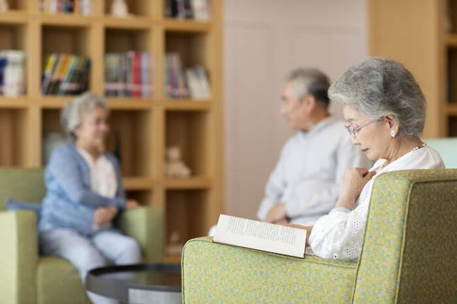 노인들이 장기 요양시설에 입소하는 평균 연령은 몇 세이며, 이들이 시설 입소를 선택하기까지 몸이 불편한 상황에서 얼마나 오래 가정에서 생활할 수 있을까. [사진=게티이미지뱅크]