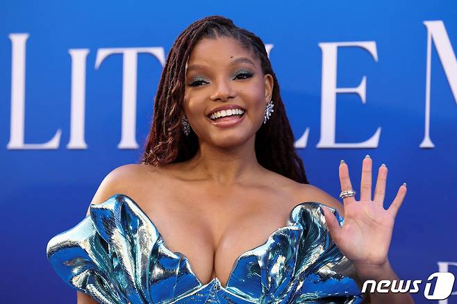 디즈니 영화 '인어공주'의 주인공 애리얼역을 맡은 가수 할리 베일리가 지난 5월8일(현지시간) 미국 로스앤젤레스에서 열린 영화 시사회에서 포즈를 취하고 있다. 2023.5.8. ⓒ 로이터=뉴스1 ⓒ News1 김성식 기자