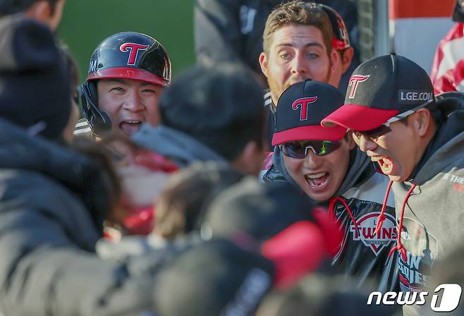 11일 오후 경기도 수원시 장안구 수원KT위즈파크에서 열린 '2023 신한은행 SOL KBO 포스트시즌' 한국시리즈 4차전 kt 위즈와 LG 트윈스의 경기, LG 오지환이 7회초 1사 1,3루에서 스리런 홈런을 친 뒤 더그아웃에서 염경엽 감독을 비롯한 동료들과 기쁨을 나누고 있다. 2023.11.11/뉴스1 ⓒ News1 김진환 기자