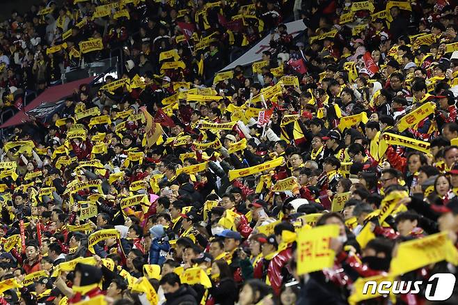 7일 오후 서울 송파구 잠실야구장에서 열린 프로야구 ‘2023 신한은행 SOL KBO 포스트시즌’ 한국시리즈 1차전 LG 트윈스와 kt 위즈의 경기가 만원 관중을 이룬 가운데 LG 야구팬들이 응원을 펼치고 있다. 2023.11.7/뉴스1 ⓒ News1 이동해 기자