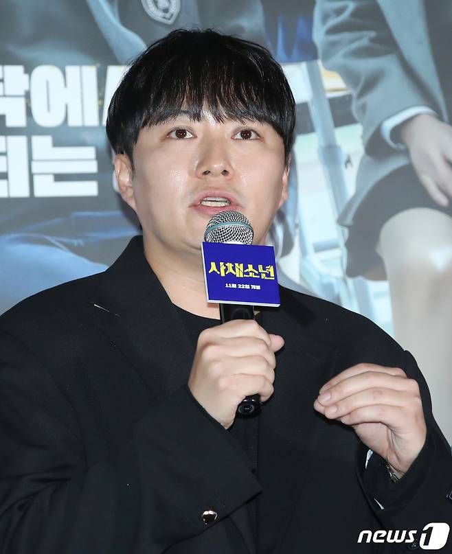 황동석 감독이 13일 서울 용산구 CGV 용산아이파크몰에서 열린 영화 '사채소년‘ 언론시사회에서 취재진 질문에 답하고 있다. '사채소년'은 존재감도, 빽도, 돈도 없는 학교 서열 최하위 강진(유선호 분)이 어느 날 학교에서 사채업을 시작하며 서열 1위가 되어가는 하이틴 범죄 액션 영화다. 2023.11.13/뉴스1 ⓒ News1 권현진 기자