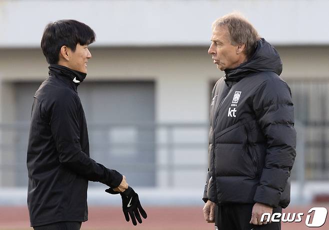 위르겐 클린스만 축구 국가대표 감독과 황인범이 13일 오후 서울 양천구 목동운동장에서 2026 국제축구연맹(FIFA) 북중미 월드컵 아시아 지역 2차 예선을 앞두고 열린 훈련에서 대화를 하고 있다. 클린스만호는 오는 16일 서울월드컵경기장에서 싱가포르, 21일 중국 선전 유니버시아드 스포츠센터에서 중국과 경기를 치를 예정이다. 2023.11.13/뉴스1 ⓒ News1 이재명 기자