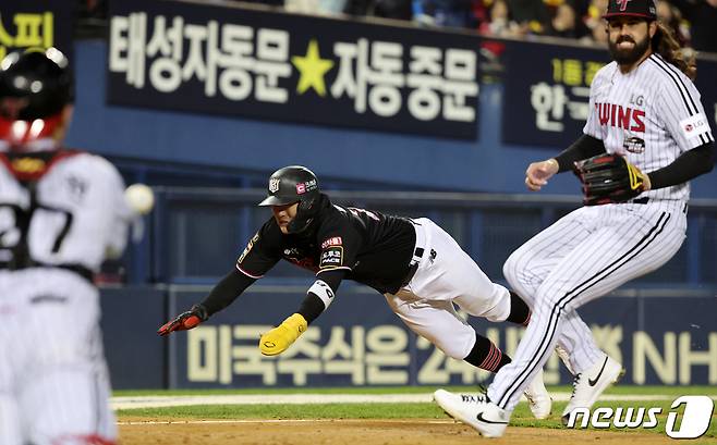 13일 오후 서울 송파구 올림픽로 잠실야구장에서 열린 프로야구 '2023 신한은행 SOL KBO 포스트시즌' 한국시리즈 5차전 LG 트윈스와 kt 위즈의 경기, kt 배정대가 5회초 2사 1,3루에서 LG 선발 켈리의 폭투 때 홈으로 쇄도해 득점에 성공하고 있다. 2023.11.13/뉴스1 ⓒ News1 김진환 기자