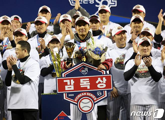 13일 오후 서울 송파구 잠실야구장에서 열린 프로야구 '2023 신한은행 SOL KBO 포스트시즌' 한국시리즈 5차전 LG 트윈스와 kt 위즈의 경기에서 LG 트윈스가 6대2로 승리하며 우승을 차지했다. LG 염경엽 감독이 시상식에서 최고 감독상을 수상한 뒤 기념 촬영을 하고 있다. 2023.11.13/뉴스1 ⓒ News1 김진환 기자