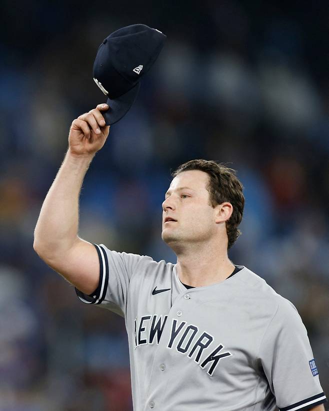 게릿 콜이 지난 9월 28일(한국시각) 토론토 블루제이스전에서 9이닝 2안타 5탈삼진 완봉승을 거둔 뒤 모자를 벗고 있다. AFP연합뉴스