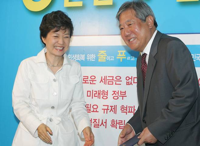 박근혜 대통령이 한나라당 대통령 경선 후보였던 시절 공동선거대책본부장으로 참여했던 안병훈 대표(오른쪽). /조선일보DB