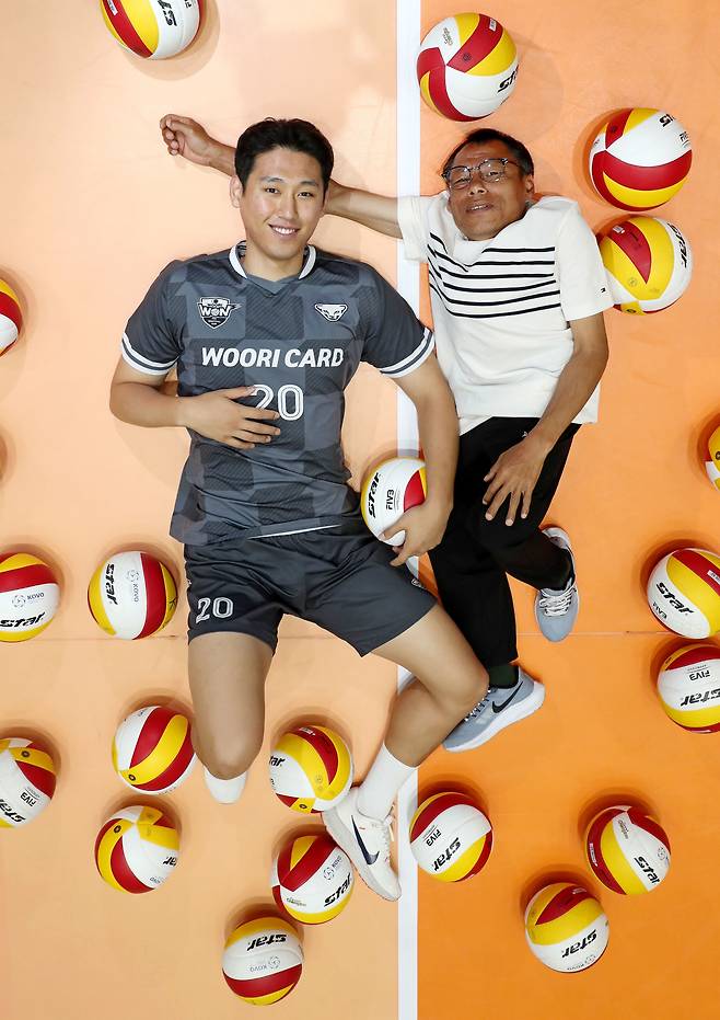 배구선수 한성정(왼쪽)이 아버지 한은범씨와 함께 지난 3일 경기 수원 한 체육관에서 누웠다. “같이 누워본 지 너무 오래됐다”고 초반에 어색해하면서도 금방 능숙하게 자세를 잡았다. 한성정은 지체장애 3급(왜소증)인 부친 한씨의 작은 품 안에서 무럭무럭 컸다. /남강호 기자