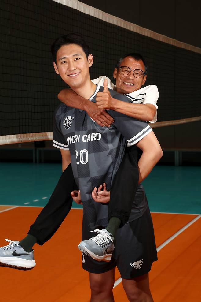 지난 3일 경기 수원 한 체육관에서 남자 프로배구 우리카드 한성정 선수가 부친 한은범씨를 업고 있다. 지체장애 3급(왜소증)인 부친 한씨와 아들의 키 차이는 60cm 가량 차이가 난다. 아버지 한씨는 듬직한 아들의 등 위에서 미소를 감추지 못했다. /남강호 기자