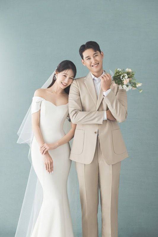 배구선수 한성정(오른쪽)과 예비 신부 이유나씨의 웨딩 화보. 오는 17일 둘은 백년가약을 맺는다. /한성정 제공