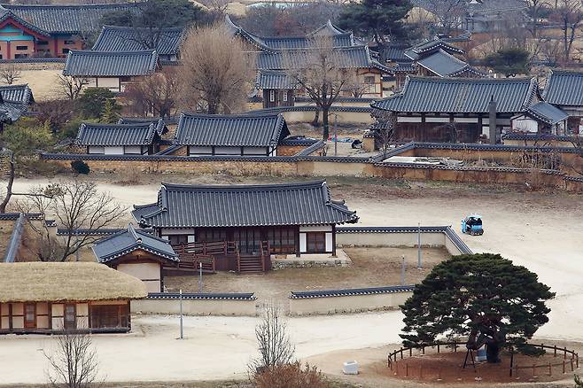수백년 된 기와집과 초가에서 현재를 살아가는 사람들 만날 수 있는 안동 하회마을. 마을 전체가 유네스코 세계문화유산에 등재돼 있다. 평화로운 마을 풍경은 마치 다른 세상처럼 멀게 느껴진다. /양수열 영상미디어 기자