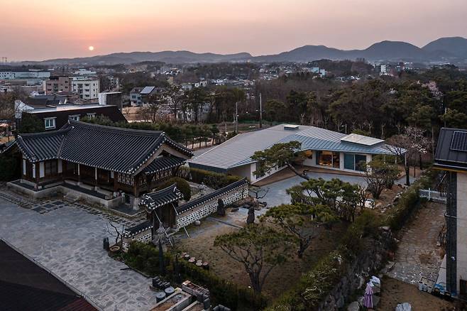 경기 안성시에 나란히 선 한옥과 양옥. 먼저 지어진 한옥 곁에 양옥을 지으면서 한옥처럼 평면을 ㄴ자로 하고 지붕의 물매(경사)를 낮춰 조화를 꾀했다. /사진가 진효숙