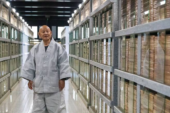 성파 스님이 10년에 걸쳐 도자기판으로 구워낸 16만 대장경. 해인사 8만 대장경은 앞뒤로 판각돼 있는데, 도자기판은 앞면만 대장경 내용을 새겨 2배인 16만 대장경이 됐다. /김동환 기자