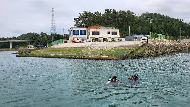 전남 완도해양경찰서 수색대원들이 27일 완도군 신지도 해상에서 실종된 광주광역시 초등학생 조유나양 가족을 찾기 위해 수색을 하고 있다. 경찰은 조양 가족이 탄 차가 바다에 빠진 것으로 추정하고 있다. /완도해양경찰서