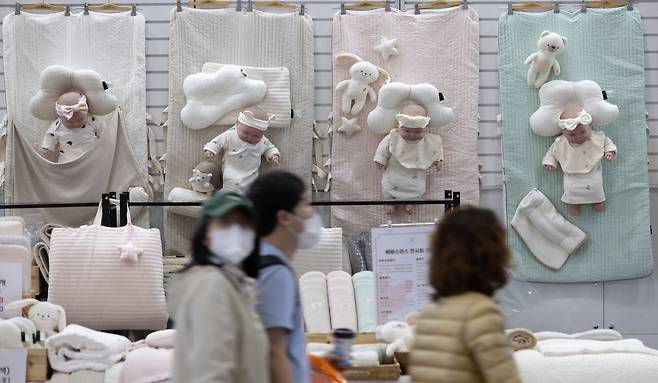 베이비페어를 찾은 시민들이 유아용품을 살펴보고 있다. /뉴스1