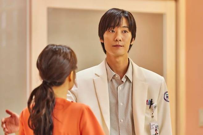 황여환의 첫 등장은 아니지만^^ 스틸컷에는 채 담기지 않는 장률의 매력 ⓒ이하 넷플릭스 제공