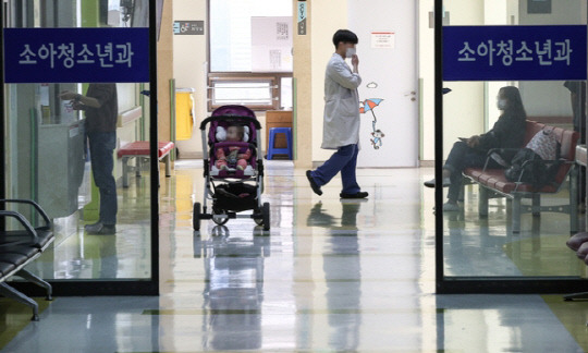 대구 중구 경북대학교병원 소아청소년과에서 한 아이가 진료를 기다리고 있다. <사진: 연합뉴스>