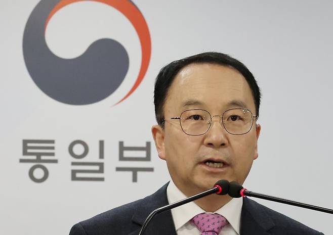 [서울=뉴시스] 김명원 기자 = 구병삼 통일부 대변인이 13일 오전 서울 종로구 정부서울청사에서 현안 관련 정례브리핑을 하고 있다. 구병삼 대변인은 북한의 유엔군 사령부 해체 주장에 대해 "억지주장을 되풀이한 것에 불과"하다며, "유엔군사령부는 지난 70여 년이 넘는 세월 동안 대한민국의 자유와 평화를 지키는 데 핵심적인 역할을 해온 국제연대의 모범"이라고 밝혔다. 2023.11.13. kmx1105@newsis.com <저작권자ⓒ 공감언론 뉴시스통신사. 무단전재-재배포 금지.> /사진=뉴시스화상