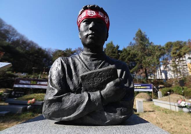 제53주기 전태일 추도식이 13일 오전 경기도 남양주시 마석 모란공원 전태일 열사 묘역에서 열리고 있다. 강창광 선임기자 chang@hani.co.kr