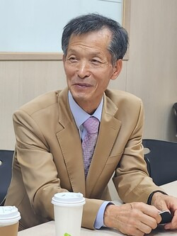 일반대학 졸업 뒤 대구보건대학교 임상병리학과 1학년으로 ‘유턴 입학’한 2학년 손수경(32)씨의 아버지 손주원(67)씨.