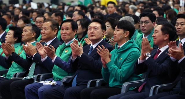 윤석열 대통령이 12일 경기 고양시 킨텍스에서 열린 2023 전국새마을지도자대회 ‘청년의 약속 선포식’에서 박수 치고 있다. 대통령실사진기자단